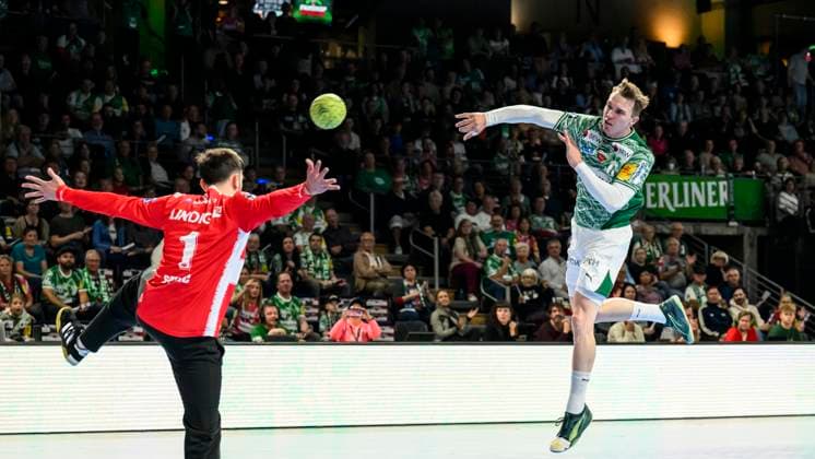 im Bild v.l.: Matija Spikic (ThSV E), Lasse Andersson (Fuechse Berlin), Zweikampf, Action, Kampf, kaempft um den Ball, , Tor, GER, Berlin, Handball, Fuechse Berlin vs ThSV Eisenach, DAIKIN Handball-Bundesliga, in der Max Schmeling Halle, 21.09.2025, Copyright: HMBxMedia UwexKoch