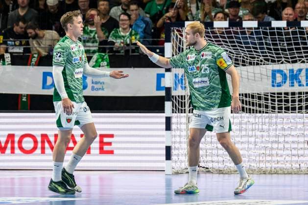 im Bild v.l.: Lasse Andersson (Fuechse Berlin), Matthes Langhoff (Fuechse Berlin), Tor, Treffer, Jubel, Torjubel, Freude, Begeisterung, feiert, GER, Berlin, Handball, Fuechse Berlin vs ThSV Eisenach, DAIKIN Handball-Bundesliga, in der Max Schmeling Halle, 21.09.2025, Copyright: HMBxMedia UwexKoch
