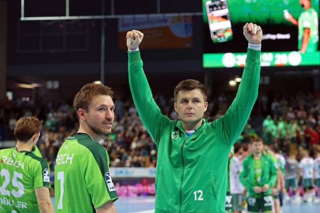 28.09.2025, xovx, Handball Daikin Handball Bundesliga, HSG Wetzlar - GWD Minden v.l. FDominik Mappes (HSG Wetzlar) und Anadin Suljakovic (HSG Wetzlar) bejubeln den 39:28 Sieg gegen den GWD Minden Wetzlar Buderus-Arena Hessen Deutschland (DE)