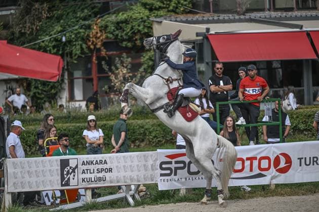 Sport Themen der Woche KW 39 Presidential Cup Show Jumping competitions in Ankara ANKARA, TURKIYE - SEPTEMBER 28: A rider competes during the prestigious Presidential Cup show jumping competition at Ankara Equestrian Sports Club in Ankara, Turkiye, on September 28, 2025. Cem Genco Anadolu Ankara Turkey. Editorial use only. Please get in touch for any other usage.  Copyright: x2025xAnadoluxCemxGencox