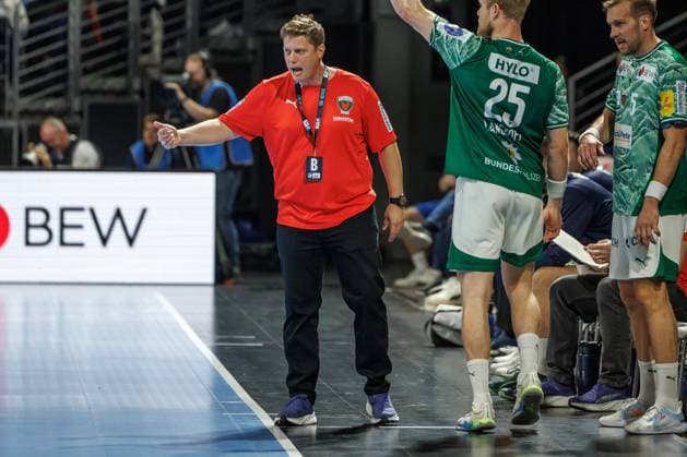 Berlin, 28.09.25, Handball: Bundesliga, Fuechse Berlin - ThSV Eisenach , 6. Spieltag, Max-Schmeling-Halle. Trainer Nicolej Krickau (Fuechse Berlin) steht gestikulierend am Spielfeldrand. Fuechse Berlin - ThSV Eisenach