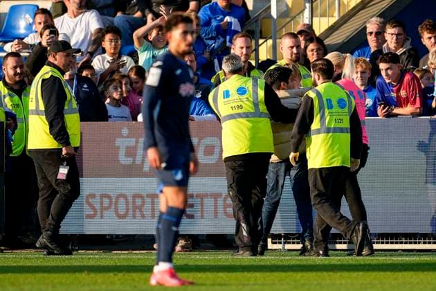 Ein junger Flitzer wird von Ordnern abgeführt, Aktion, Action, Spielszene, 28.09.2025, Sinsheim (Deutschland), Fussball, 3. Liga, TSG 1899 Hoffenheim II - SSV Ulm 1846, DFB DFL REGULATIONS PROHIBIT ANY USE OF PHOTOGRAPHS AS IMAGE SEQUENCES AND OR QUASI-VIDEO.