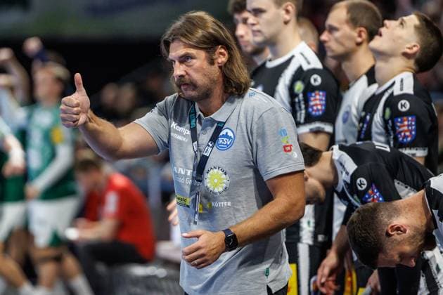 Berlin, 28.09.25, Handball: Bundesliga, Fuechse Berlin - ThSV Eisenach , 6. Spieltag, Max-Schmeling-Halle. Trainer Sebastian Hinze (ThSV Eisenach) steht gestikulierend am Spielfeldrand. Fuechse Berlin - ThSV Eisenach