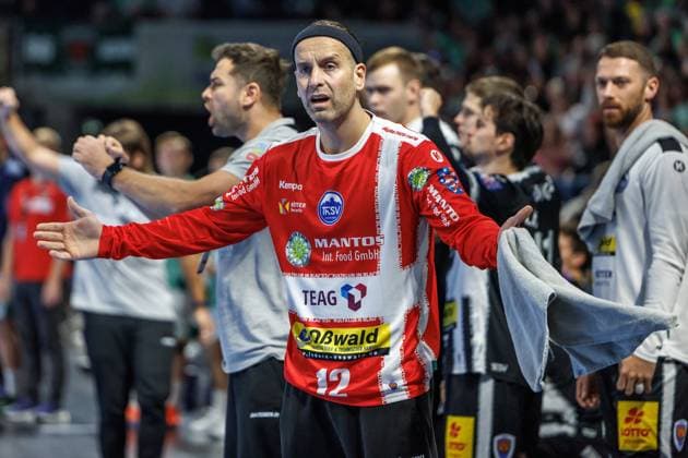 Berlin, 28.09.25, Handball: Bundesliga, Fuechse Berlin - ThSV Eisenach , 6. Spieltag, Max-Schmeling-Halle. Torwart Silvio Heinevetter (ThSV Eisenach) steht gestikulierend am Spielfeldrand. Fuechse Berlin - ThSV Eisenach