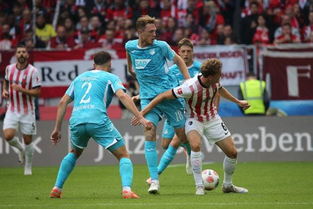 28.09.2025, xmohx, Fussball 1.Bundesliga, SC Freiburg - TSG Hoffenheim v.l. Robert Hranac (1899 Hoffenheim) Walter Burger (1899 Hoffenheim) Patrick Osterhage (SC Freiburg) Alexander Prass (1899 Hoffenheim) Zweikampf, Aktion, action, battle for the ball (DFL DFB REGULATIONS PROHIBIT ANY USE OF PHOTOGRAPHS as IMAGE SEQUENCES and or QUASI-VIDEO) Freiburg