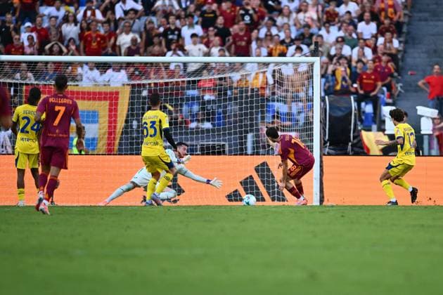 CALCIO - Serie A - AS Roma vs Hellas Verona FC Matias Soule of A.S. Roma scores the goal for 0-0 during the 5th day of the Serie A Championship between A.S. Roma and Hella Verona F.C. at the Olympic Stadium on September 28, 2025 in Rome, Italy. Rome Italy  Copyright: xIPAxSport ABACAx