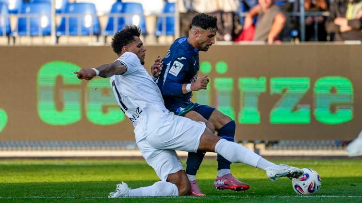 v.li.: Paul-Philipp Besong (Ulm, 17), Nader Jindaoui (El-Jindaoui, TSG II, 30), Zweikampf, Spielszene, Duell, duel, tackle, tackling, Dynamik, Action, Aktion, 28.09.2025, Sinsheim (Deutschland), Fussball, 3. Liga, TSG 1899 Hoffenheim II - SSV Ulm 1846, DFB DFL REGULATIONS PROHIBIT ANY USE OF PHOTOGRAPHS AS IMAGE SEQUENCES AND OR QUASI-VIDEO.