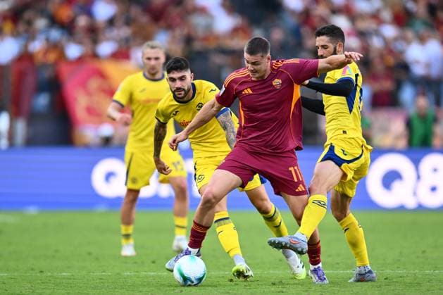 Evan Ferguson of A.S. Roma is in action during in the 5th day of the Serie A Championship between A.S. Roma and Hella Verona F.C. at the Olympic Stadium on September 28, 2025 in Rome, Italy.  Copyright: xDomenicoxCippitelli IPAxSportx xipa-agency.netx xx IPA_65874991 IPA_Agency_IPA65874991