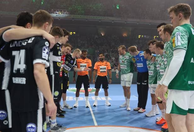 GER HBL Saison 2025 2026 FÜCHSE Berlin vs ThSV Eisenach, 28.09.25, Max-Schmeling-Halle, Berlin, Begrüßung, vor dem Spiell, Mittelkreis, Schiedsrichter, beide Teams
