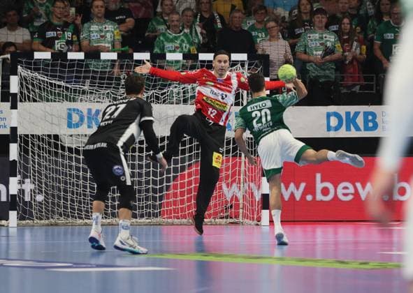 GER HBL Saison 2025 2026 FÜCHSE Berlin vs ThSV Eisenach, 28.09.25, Max-Schmeling-Halle, Berlin, Silvio HEINEVETTER (ThSV Eisenach 12), Tim FREIHÖFER (Füchse Berlin 20), Siebenmeter, Strafwurf