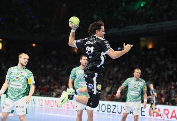 GER HBL Saison 2025 2026 FÜCHSE Berlin vs ThSV Eisenach, 28.09.25, Max-Schmeling-Halle, Berlin, Moritz ENDE (ThSV Eisenach 21) fliegt von außen ein, Matthes LANGHOFF (Füchse Berlin 25), Mijajlo MARSENIC (Füchse Berlin 93) und Max DARJ (Füchse Berlin 5) können nur zusehen
