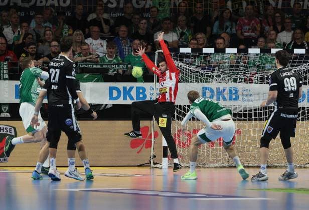 GER HBL Saison 2025 2026 FÜCHSE Berlin vs ThSV Eisenach, 28.09.25, Max-Schmeling-Halle, Berlin, Lasse Bredekjaer ANDERSSON (Füchse Berlin 11) scheitert an Matija SPIKIC (ThSV Eisenach 1)