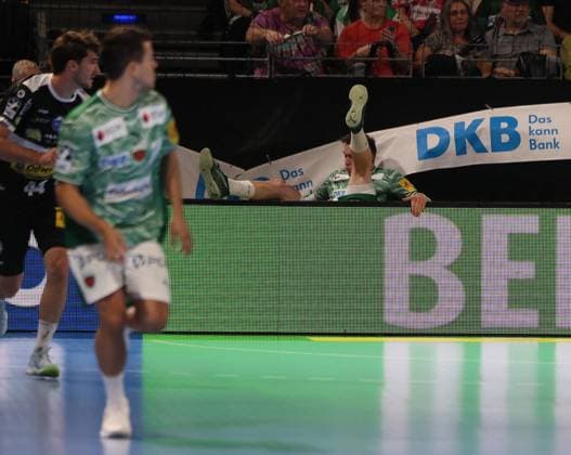 GER HBL Saison 2025 2026 FÜCHSE Berlin vs ThSV Eisenach, 28.09.25, Max-Schmeling-Halle, Berlin, Lasse Bredekjaer ANDERSSON (Füchse Berlin 11) stürzt hinter die Werbebande und bleibt zum Glück unverletzt