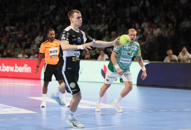 GER HBL Saison 2025 2026 FÜCHSE Berlin vs ThSV Eisenach, 28.09.25, Max-Schmeling-Halle, Berlin, Ex-Fuchs Max BENEKE (ThSV Eisenach 9) tritt zum Siebenmeter an und scheitert an Lasse LUDWIG (Füchse Berlin 1)