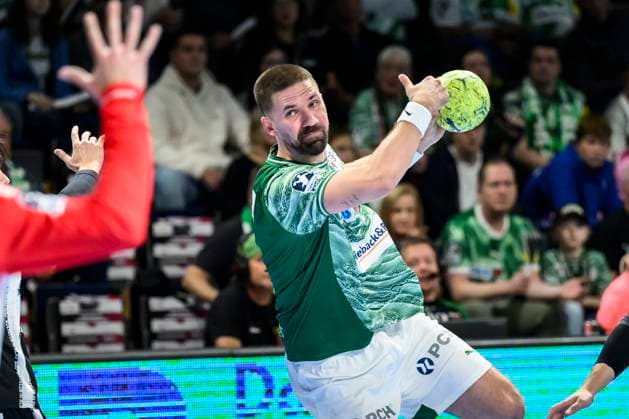 im Bild v.l.: Fabian Wiede (Fuechse Berlin), geht aufs Tor, GER, Berlin, Handball, Fuechse Berlin vs ThSV Eisenach, DAIKIN Handball-Bundesliga, in der Max Schmeling Halle, 21.09.2025, Copyright: HMBxMedia UwexKoch