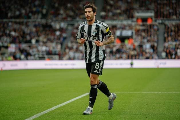 28th September 2025; St James Park, Newcastle, England; Premier League Football, Newcastle United versus Arsenal; Sandro Tonali of Newcastle United walks to take a corner kick  CraigxCowan