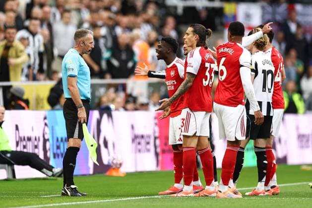 Newcastle United v Arsenal 28 September 2025, Newcastle - Premier League Football - Newcastle United v Arsenal - Gabriel of Arsenal and Bukayo Saka of Arsenal complain to the assistant referee - Photo: Jacques Feeney Offside. Newcastle UK Copyright: xJacquesxFeeneyx xOffsidexOffside