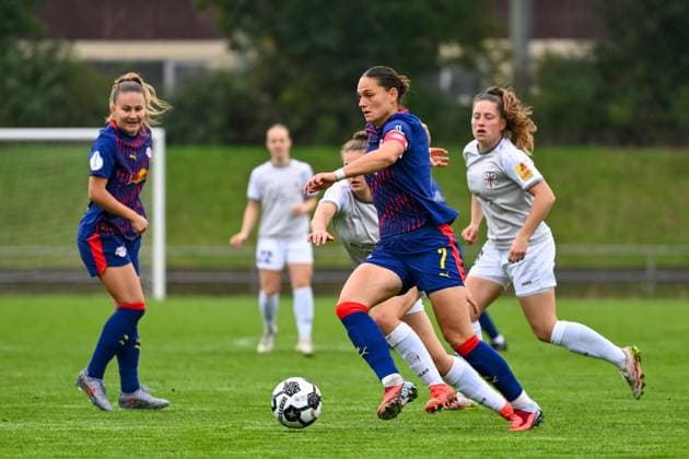 28.09.2025, Fußball, 1. Runde DFB-Pokal Frauen 2025 2026, SG 99 Andernach - RB Leipzig Giovanna Hoffmann (7 Leipzig) mit dem Ball am Fuß.