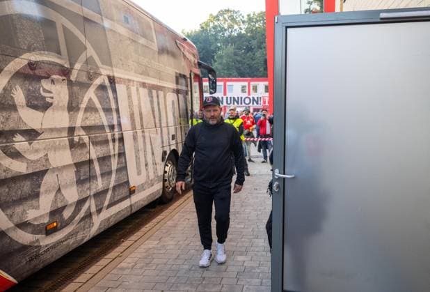 Fußball, Herren, Saison 2025 2026, 1. Bundesliga (5. Spieltag), 1. FC Union Berlin - Hamburger SV, Trainer Steffen Baumgart (1. FC Union Berlin) bei der Busankunft, 28.09.2025, Copyright: xMatthiasxKochx