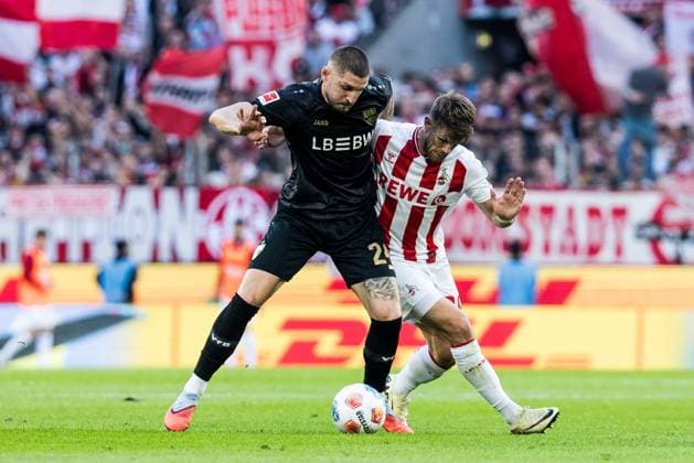 1. Fußball Bundesliga: 1. FC Köln - VfB Stuttgart; 28.09.2025 Zweikampf Jeff Chabot (VfB Stuttgart, 24), Jan Thielmann (1. FC Köln, 29) 1. Fußball Bundesliga, 1. FC Köln - VfB Stuttgart, Köln, Rheinenergiestadion am 28.09.2025 DFL REGULATIONS PROHIBIT ANY USE OF PHOTOGRAPHS AS IMAGE SEQUENCES AND OR QUASI-VIDEO. Copyright: xBEAUTIFULxSPORTS Wunderlx
