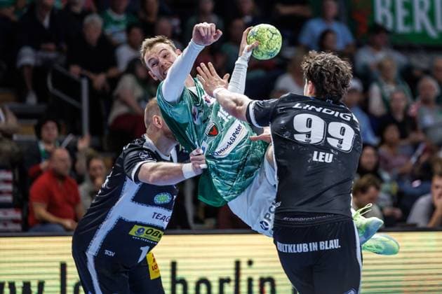 Berlin, 28.09.25, Handball: Bundesliga, Fuechse Berlin - ThSV Eisenach , 6. Spieltag, Max-Schmeling-Halle. Mathias Gidsel (Fuechse Berlin) wirft den Ball auf das Tor. Fuechse Berlin - ThSV Eisenach