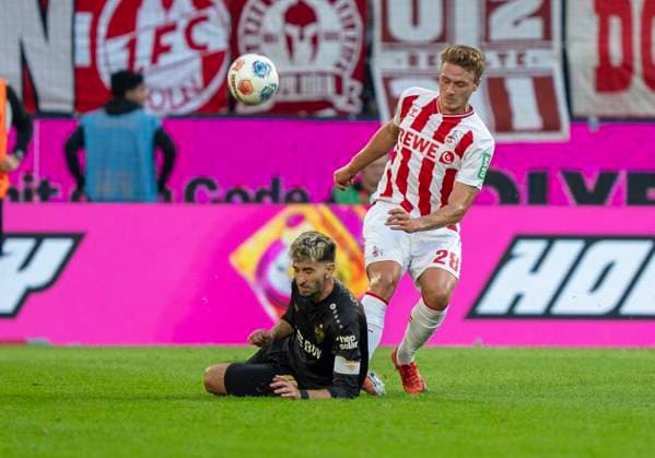 Zweikampf zwischen: Atakan Karazor (VfB Stuttgart, 16) und Sebastian Sebulonsen (1. FC Koeln, 28) 28.09.2025, 1. FC Köln - VfB Stuttgart Fussball, 1. Bundesliga, RheinEnergieStadion Köln DFL regulations prohibit any use of photographs as image sequences and or quasi-video. Copyright: HMBxMedia xMarcoxBader