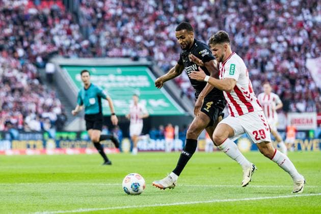 1. Fußball Bundesliga: 1. FC Köln - VfB Stuttgart; 28.09.2025 Zweikampf Josha Vagnoman (VfB Stuttgart, 4), Jan Thielmann (1. FC Köln, 29) 1. Fußball Bundesliga, 1. FC Köln - VfB Stuttgart, Köln, Rheinenergiestadion am 28.09.2025 DFL REGULATIONS PROHIBIT ANY USE OF PHOTOGRAPHS AS IMAGE SEQUENCES AND OR QUASI-VIDEO. Copyright: xBEAUTIFULxSPORTS Wunderlx