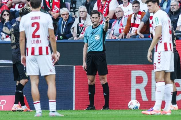 Fussball, Bundesliga Saison 2025 2026 5.Spieltag 1.FC Köln - VfB Stuttgart 28.09.2025, RheinEnergieSTADION Dr. Matthias Jöllenbeck (Schiedsrichter) entscheidet nach VAR Sichtung auf Elfmeter für den VfB Stuttgart Köln RheinEnergieSTADION Nordrhein-Westfalen Deutschland