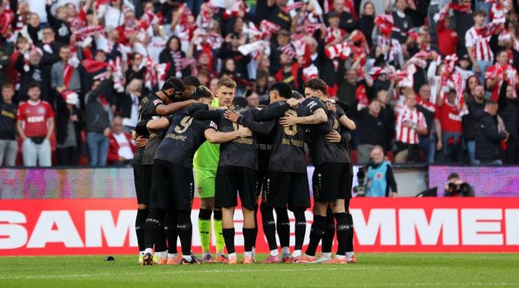 Stuttgart , Bundesliga Fußball 1. FC Köln vs. VfB Stuttgart, Feature, die Stuttgarter bilden einen Kreis Gemäß den Vorgaben der DFL Deutschen Fußball Liga ist es untersagt, in dem Stadion und oder vom Spiel angefertigte Fotoaufnahmen in Form von Sequenzbildern und oder videoähnlichen Fotostrecken zu verwerten bzw. verwerten zu lassen.
