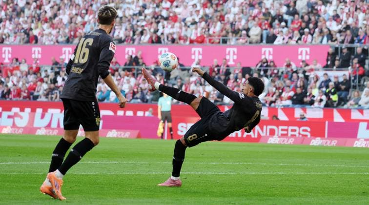 Stuttgart , Bundesliga Fußball 1. FC Köln vs. VfB Stuttgart, Tiago Tomas (VfB) beim Fallrückzieher Gemäß den Vorgaben der DFL Deutschen Fußball Liga ist es untersagt, in dem Stadion und oder vom Spiel angefertigte Fotoaufnahmen in Form von Sequenzbildern und oder videoähnlichen Fotostrecken zu verwerten bzw. verwerten zu lassen.