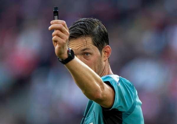 Dr. Dr. Matthias Joellenbeck (DFB-Schiedsrichter) zeigt die Pfeife 28.09.2025, 1. FC Köln - VfB Stuttgart Fussball, 1. Bundesliga, RheinEnergieStadion Köln DFL regulations prohibit any use of photographs as image sequences and or quasi-video. Copyright: HMBxMedia xMarcoxBader