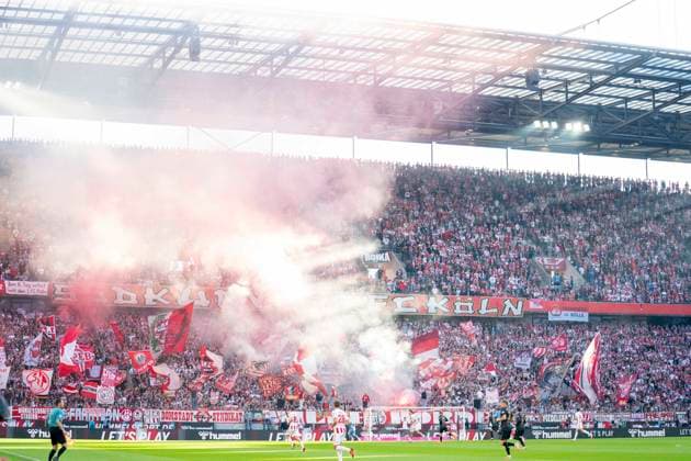 Pyro und Rauch in der Südkurve, von den Fans vom 1.FC Köln. 28.09.2025, 1. FC Köln - VfB Stuttgart Fussball, 1. Bundesliga, RheinEnergieStadion Köln DFL regulations prohibit any use of photographs as image sequences and or quasi-video. Copyright: HMBxMedia xMarcoxBader