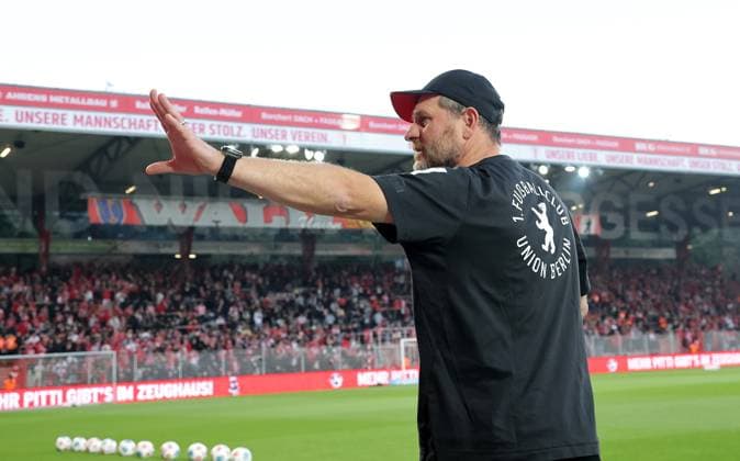 Trainer Steffen Baumgart begrüßt die Fans, mit Roter Karte gesperrt muss er auf die Tribüne Portrait Porträt Einzelbild close up Fußball Fussball Bundesliga Herren DFL 5. Spieltag Saison 2025 2026 28.09.2025 1.FC Union Berlin FCU vs. Hamburger SV HSV DFL regulations prohibit any use of photographs as image sequences and or quasi-video.