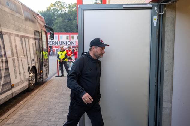 Fußball, Herren, Saison 2025 2026, 1. Bundesliga (5. Spieltag), 1. FC Union Berlin - Hamburger SV, Trainer Steffen Baumgart (1. FC Union Berlin) bei der Busankunft, 28.09.2025, Copyright: xMatthiasxKochx