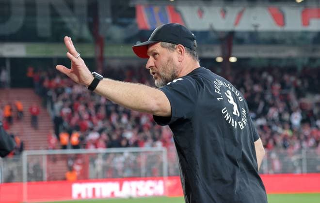 Trainer Steffen Baumgart begrüßt die Fans, mit Roter Karte gesperrt muss er auf die Tribüne Portrait Porträt Einzelbild close up Fußball Fussball Bundesliga Herren DFL 5. Spieltag Saison 2025 2026 28.09.2025 1.FC Union Berlin FCU vs. Hamburger SV HSV DFL regulations prohibit any use of photographs as image sequences and or quasi-video.