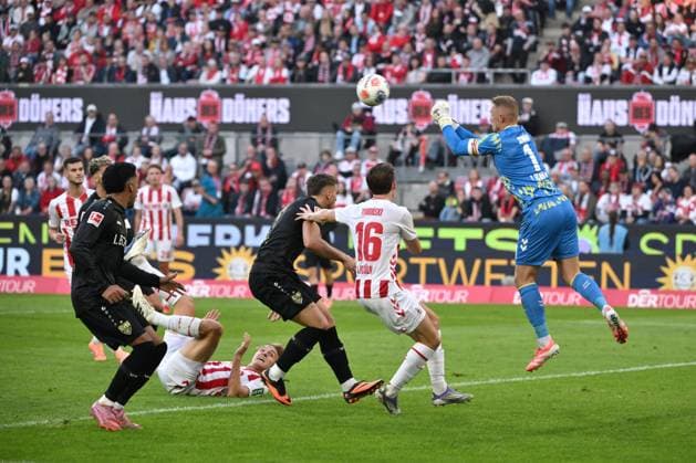 Torwart Marvin Schwäbe (1.FC Koeln) rettet mit einer Faustabwehr 28.09.2025, Fussball 1. Bundesliga, Saison 2025 2026, 5. Spieltag, 1. FC Köln - VfB Stuttgart DFL regulations prohibit any use of photographs as image sequences and or quasi-video Koeln RheinEnergieStadion Nordrhein Westfalen Deutschland