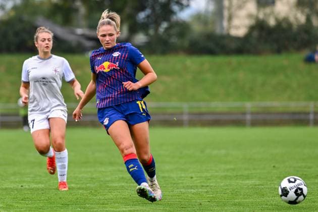 28.09.2025, Fußball, 1. Runde DFB-Pokal Frauen 2025 2026, SG 99 Andernach - RB Leipzig Marleen Schimmer (14 Leipzig) spielt den Ball zurück.