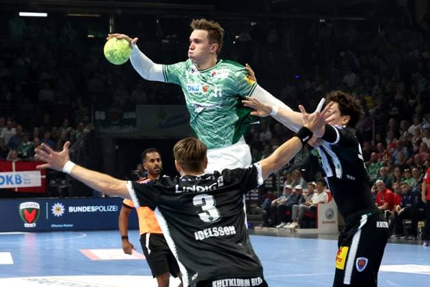 DEU, DHB, 1.HBL, Fuechse Berlin vs. ThSV Eisenach, 28.09.2025, Max-Schmeling-Halle, Berlin, DEU, DHB, 1.HBL, Fuechse Berlin vs. ThSV Eisenach, im Bild Lasse Andersson (Fuechse Berlin 11), Tillmann Leu (Eisenach 99), Oskar Joelsson (Eisenach 3)