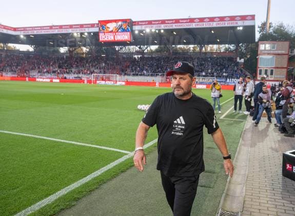 Fußball, Herren, Saison 2025 2026, 1. Bundesliga (5. Spieltag), 1. FC Union Berlin - Hamburger SV, Trainer Steffen Baumgart (1. FC Union Berlin) nach der Platzbegehung, 28.09.2025, Copyright: xMatthiasxKochx