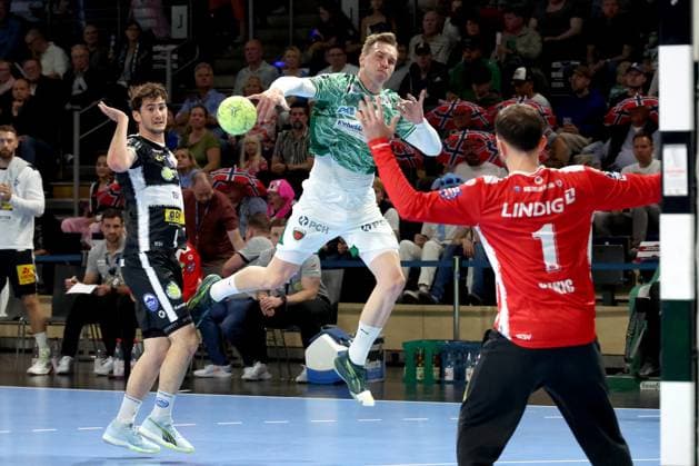 DEU, DHB, 1.HBL, Fuechse Berlin vs. ThSV Eisenach, 28.09.2025, Max-Schmeling-Halle, Berlin, DEU, DHB, 1.HBL, Fuechse Berlin vs. ThSV Eisenach, im Bild Lasse Andersson (Fuechse Berlin 11), Stephan Seitz (Eisenach 44), Matija Spikic (Eisenach 1)