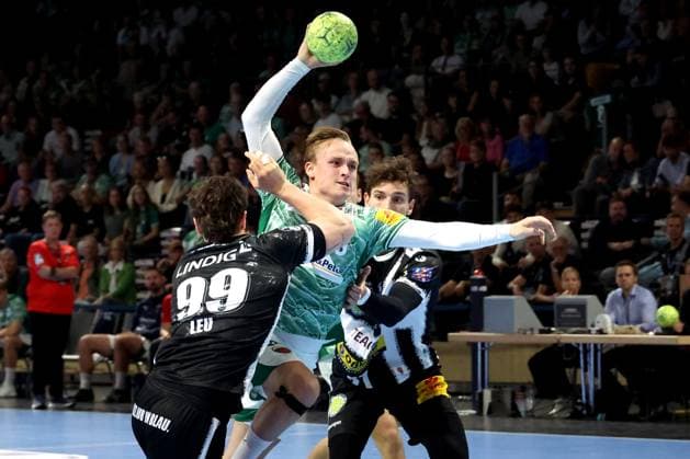 DEU, DHB, 1.HBL, Fuechse Berlin vs. ThSV Eisenach, 28.09.2025, Max-Schmeling-Halle, Berlin, DEU, DHB, 1.HBL, Fuechse Berlin vs. ThSV Eisenach, im Bild Lasse Andersson (Fuechse Berlin 11), Tillmann Leu (Eisenach 99), Moritz Ende (Eisenach 21)