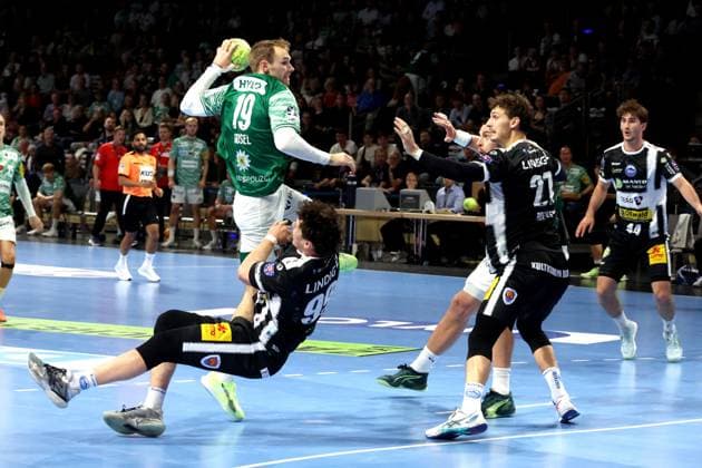 DEU, DHB, 1.HBL, Fuechse Berlin vs. ThSV Eisenach, 28.09.2025, Max-Schmeling-Halle, Berlin, DEU, DHB, 1.HBL, Fuechse Berlin vs. ThSV Eisenach, im Bild Mathias Gidsel (Fuechse Berlin 19), Tillmann Leu (Eisenach 99), Philipp Meyer (Eisenach 27)