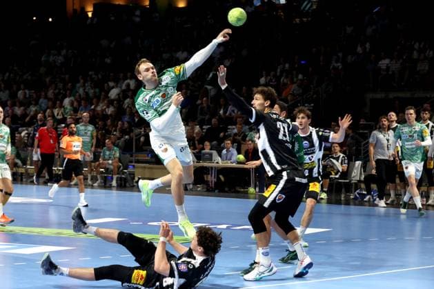 DEU, DHB, 1.HBL, Fuechse Berlin vs. ThSV Eisenach, 28.09.2025, Max-Schmeling-Halle, Berlin, DEU, DHB, 1.HBL, Fuechse Berlin vs. ThSV Eisenach, im Bild Mathias Gidsel (Fuechse Berlin 19), Tillmann Leu (Eisenach 99), Philipp Meyer (Eisenach 27)