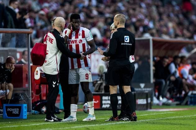 1. Fußball Bundesliga: 1. FC Köln - VfB Stuttgart; 28.09.2025 Ragnar Ache (1. FC Köln, 9) an der Seitenlinie nach Behandlung und Check 1. Fußball Bundesliga, 1. FC Köln - VfB Stuttgart, Köln, Rheinenergiestadion am 28.09.2025 DFL REGULATIONS PROHIBIT ANY USE OF PHOTOGRAPHS AS IMAGE SEQUENCES AND OR QUASI-VIDEO. Copyright: xBEAUTIFULxSPORTS Wunderlx