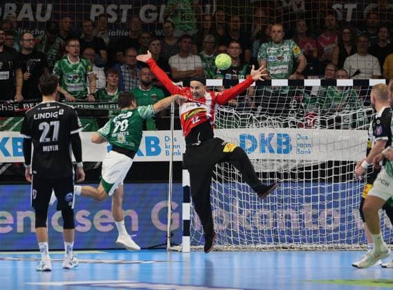 GER HBL Saison 2025 2026 FÜCHSE Berlin vs ThSV Eisenach, 28.09.25, Max-Schmeling-Halle, Berlin, Tim FREIHÖFER (Füchse Berlin 20) swirft von Linksaußen; scheitert aber an Silvio HEINEVETTER (ThSV Eisenach 12)