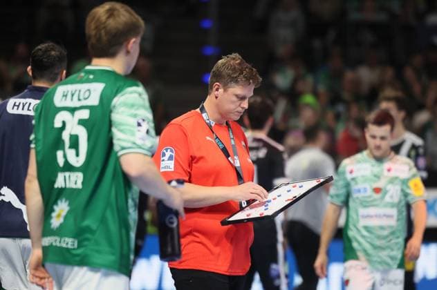 GER HBL Saison 2025 2026 FÜCHSE Berlin vs ThSV Eisenach, 28.09.25, Max-Schmeling-Halle, Berlin, Nikolej KRICKAU (Füchse Berlin_Trainer), Taktiktafel, Coaching, Timeout