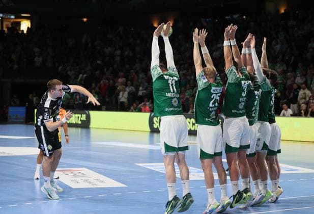 GER HBL Saison 2025 2026 FÜCHSE Berlin vs ThSV Eisenach, 28.09.25, Max-Schmeling-Halle, Berlin, Max BENEKE (ThSV Eisenach 9) scheitert mit dem letzten Wurf der 1. Halbzeit am Block der FÜCHSE Berlin