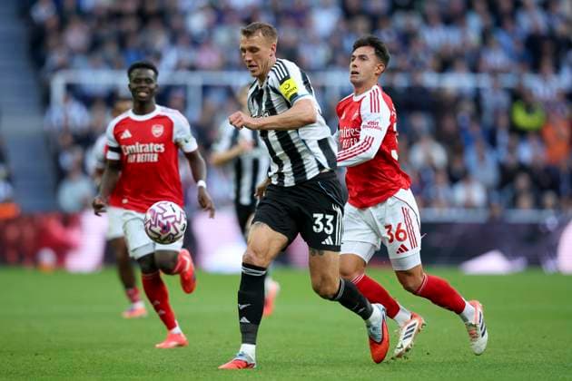 Newcastle United v Arsenal - Premier League Dan Burn of Newcastle United and Martin Zubimendi of Arsenal challenge during the Premier League match between Newcastle United and Arsenal at St James Park on September 28, 2025 in Newcastle upon Tyne, England. Newcastle upon Tyne St. James Park England United Kingdom Copyright: xEdxSykes Sportsphoto APLx 14136396
