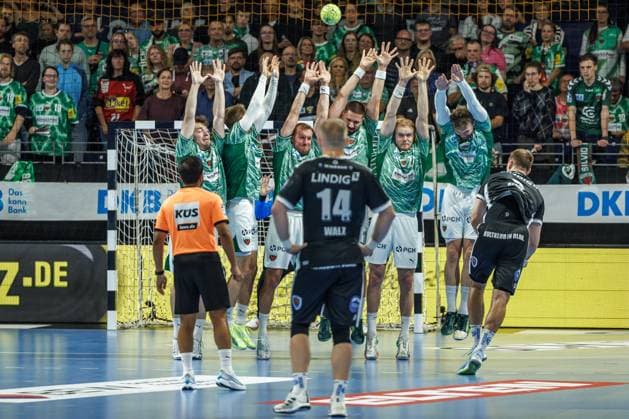 Berlin, 28.09.25, Handball: Bundesliga, Fuechse Berlin - ThSV Eisenach , 6. Spieltag, Max-Schmeling-Halle. Max Beneke (ThSV Eisenach) wirft den Ball auf das Tor. Fuechse Berlin - ThSV Eisenach
