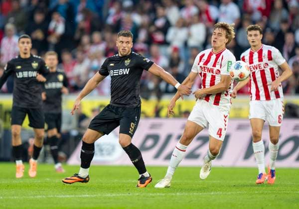 Zweikampf zwischen: Timo Huebers (1. FC Koeln, 4) und Ermedin Demirovic (VfB Stuttgart, 9) 28.09.2025, 1. FC Köln - VfB Stuttgart Fussball, 1. Bundesliga, RheinEnergieStadion Köln DFL regulations prohibit any use of photographs as image sequences and or quasi-video. Copyright: HMBxMedia xMarcoxBader